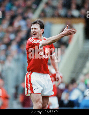 Rumbelows finale de la coupe de la Coupe au stade de Wembley. Sheffield Mercredi 1 v Manchester United 0. United's Bryan Robson crier des instructions. 21 avril 1991. Banque D'Images