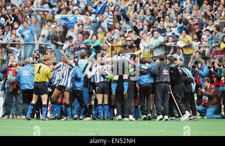 FA Cup Semi finale au stade de Wembley. 2 v Sheffield Wednesday Sheffield United 1. L'équipe mercredi célébrer à la fin du match. 3e avril 1993. Banque D'Images