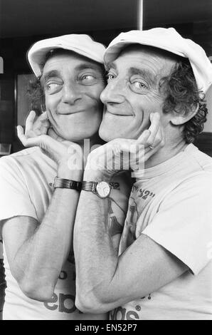 L'humoriste loufoque Marty Feldman vu ici qui pose pour le Daily Mirror 29 Août 1982 Banque D'Images