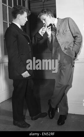 La dernière mode modélisation jeunes Edwardian costumes. 11 Novembre 1955 Banque D'Images