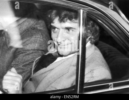 Patron d'un gang de Londres Ronald Knight donne le feu vert qu'il est écarté de l'Old Bailey après effacement de meurtre. 20 novembre 1980. Banque D'Images