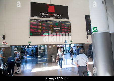 L'homme à la commission d'information à sur les arrivées et départs de bus, la gare routière de Grenade, Espagne Banque D'Images