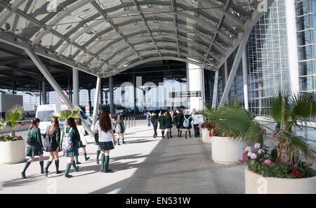 Les passagers arrivant à l'aéroport de Malaga, Espagne Banque D'Images