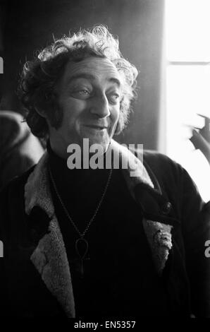 L'humoriste loufoque Marty Feldman vu ici s'amuser dans un pub. 1er mars 1969 Banque D'Images