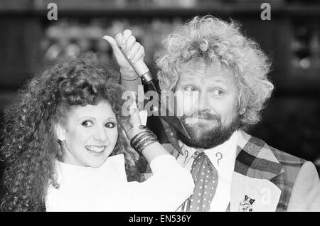 Bonnie Langford, rejoint Colin Baker comme médecin qui, dans l'épisode 9 de "le procès d'un Seigneur du temps. Langford Melanie joue un programmeur d'ordinateur de 21 ans. Elle est vue ici en essayant de couper la barbe nouvellement cultivées boulangers avec une paire de cisailles. 20 octobre 19 Banque D'Images