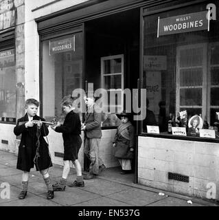 La vie dans le miroir Notre Gang. 19 janvier 1954 une bande de garçons de l'ordre du jour d'aujourd'hui parcelle de méfait et de chaos à l'extérieur d'un bureau de tabac dans la région de Bow Road, à l'East End de Londres *** *** Cette légende locale est la Conférence. Pas le cou raide, prim et lèvres serrées Banque D'Images