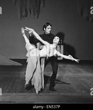 21 ans de danseurs de ballet Parkinson Georgina sur la scène du Royal Opera House de Covent Garden avec Donald Macleary pendant les répétitions pour le ballet "La Belle Dame sans Merci". 1er septembre 1959. Banque D'Images