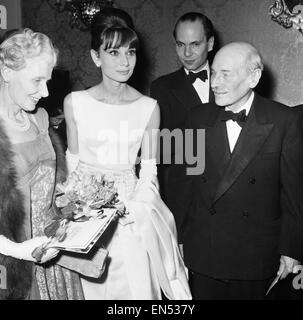 L'actrice Audrey Hepburn photographiée avec Comte et Comtesse Attlee au London première de son dernier film 'Breakfast At Tiffany's' à la place du théâtre. 19 octobre 1961. Banque D'Images