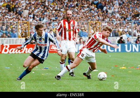 FA Cup Semi finale au stade de Wembley. 2 v Sheffield Wednesday Sheffield United 1. Mercredi's Chris Waddle batailles pour la balle. 3e avril 1993. Banque D'Images