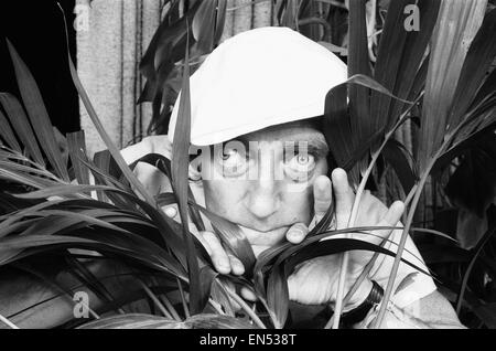 L'humoriste loufoque Marty Feldman vu ici qui pose pour le Daily Mirror 29 Août 1982 Banque D'Images