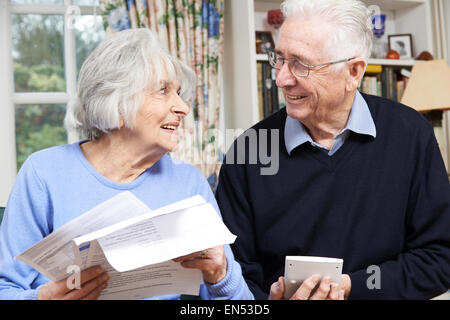 Happy Senior couple l'examen des finances du foyer Banque D'Images