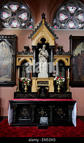 Culte autel à Saint Joseph à St Peter et Paul's Church dans la ville de Cork en Irlande Banque D'Images