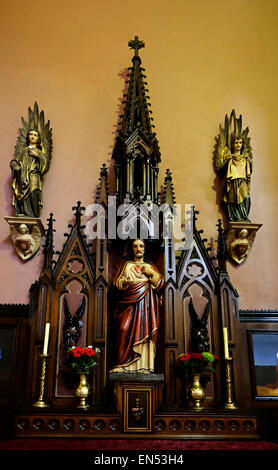 Culte autel sacré-Cœur à Jésus Christ en bois sombre, dans l'église saint Pierre et Paul, dans la ville de Cork en Irlande Banque D'Images