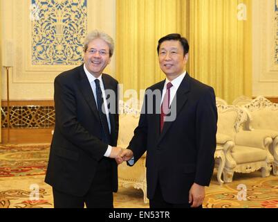 (150428) -- BEIJING, 28 avril 2015 (Xinhua) -- Le Vice-président chinois Li Yuanchao (R) se réunit avec les visites du ministre des Affaires étrangères italien Paolo Gentiloni à Beijing, capitale de Chine, le 28 avril 2015. (Xinhua/Ding Lin) (yxb) Banque D'Images