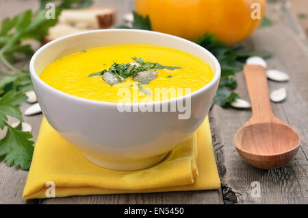 Bol à soupe végétarienne sur table rustique Banque D'Images