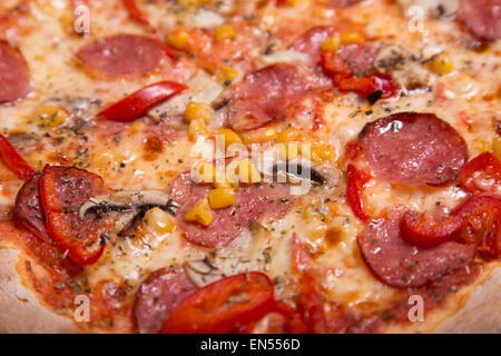 Close-up shot de délicieuses pizzas italiennes avec pepperoni et champignons, selective focus Banque D'Images