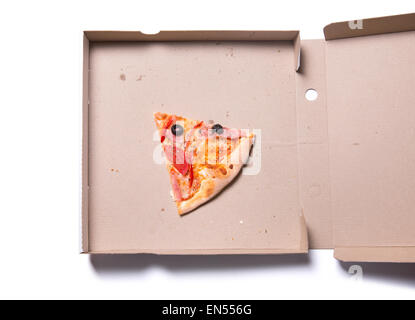 Tranche de pizza savoureuse avec du jambon et des tomates à la case, isolé sur fond blanc Banque D'Images