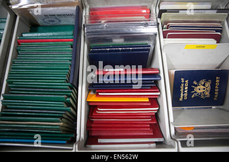 Contrôle des passeports à l'aéroport de Schiphol Banque D'Images