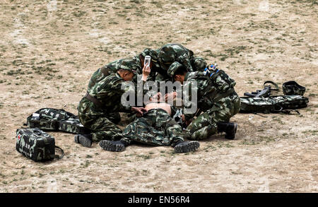 Changji, la Région Autonome Uygur du Xinjiang. Apr 28, 2015. Des soldats de l'unité de défense des frontières du Xinjiang assister à une foret à la base d'entraînement en Changji, nord-ouest de la Chine, la Région autonome du Xinjiang Uygur, le 28 avril 2015. © Zhao Ge/Xinhua/Alamy Live News Banque D'Images