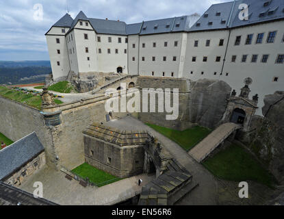 Koenigstein, Allemagne. 22 avr, 2015. Voir à l'hôtel récemment rénové, barbacane de la forteresse Friedrichsburg dans Koenigstein, Allemagne, 22 avril 2015. Une nouvelle exposition permanente sera ouverte le 01 mai 2015 sur la forteresse. Les quelque 800 ans d'histoire de la fortess dans la Suisse saxonne sera présentée dans l'exposition 'dans lapide regis - Sur la pierre du roi'. Basé sur quelque 500 pièces l'histoire de la forteresse qui commence avec une première mention documentaire en 1241, sera racontée. Photo : Matthias Hiekel/dpa/Alamy Live News Banque D'Images