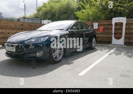 Voiture électrique tesla model s a de voitures 85 voitures voiture électrique point de recharge charge charge enfichage plug in socke Banque D'Images