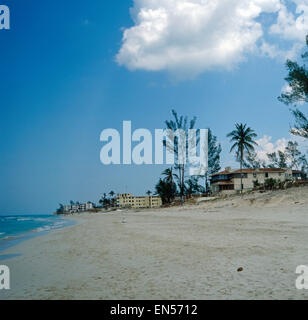 Ein Tag am Strand von Varadero, Cuba 1980er Jahre. Une journée à la plage de Varadero, Cuba des années 80. Banque D'Images