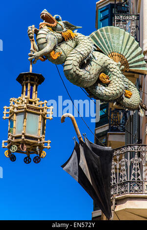 Dragon chinois sur le coin de la façade de la Casa Bruno Cuadros, Barcelone, Catalogne, Espagne Banque D'Images