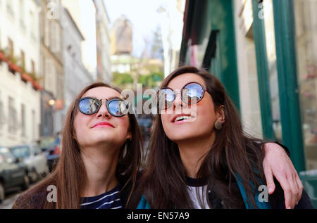 Happy student in Paris sur la rue Banque D'Images