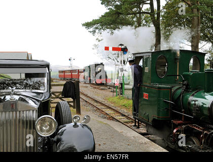 Trois locomotives à vapeur Sid Ax et Lilla dans une vue à Woody Bay Station, avec un classique Rolls Royce Lynton et Barnstaple Railway Banque D'Images