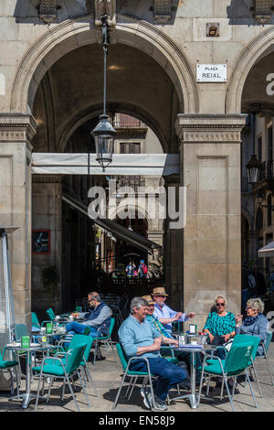 Café en plein air avec les touristes assis à des tables en plaça Reial ou Plaza Real, Barcelone, Catalogne, Espagne Banque D'Images