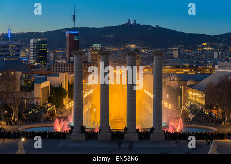 Nuit spectacle léger à fontaine magique ou Font Magica situé à Montjuic, Barcelone, Catalogne, Espagne Banque D'Images