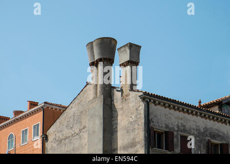 Cheminées typiques sur les toits de maisons à Venise Banque D'Images