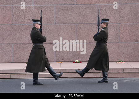 Deux soldats de la Lettonie lors de la relève de la garde devant le Monument de la liberté.Riga,Lettonie,Europe Banque D'Images