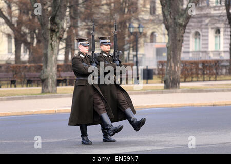 Deux soldats de la Lettonie lors de la relève de la garde devant le Monument de la liberté.Riga,Lettonie,Europe Banque D'Images