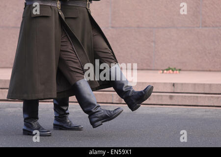 Libre de pieds de soldats lettons au cours de la relève de la garde devant le Monument de la liberté.Riga,Lettonie,Europe Banque D'Images