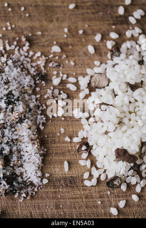 Sel de truffe et truffe noire risotto de riz sur une surface en bois Banque D'Images