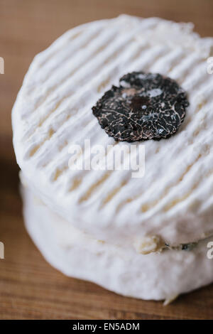 Farci de truffes au fromage de chèvre sur une surface en bois Banque D'Images