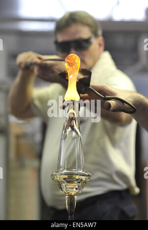 Uherske Hradiste, République tchèque. Apr 28, 2015. Verre pour restaurant de luxe La Baita dans pavillon tchèque à l'Expo 2015 à Milan est fait en Bohême Crystalite Glassworks Kvetna, près de Uherske Hradiste, République tchèque, le mardi 28 avril 2015. © Dalibor Gluck/CTK Photo/Alamy Live News Banque D'Images