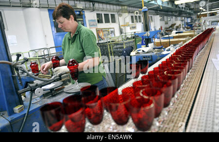 Uherske Hradiste, République tchèque. Apr 28, 2015. Verre pour restaurant de luxe La Baita dans pavillon tchèque à l'Expo 2015 à Milan est fait en Bohême Crystalite Glassworks Kvetna, près de Uherske Hradiste, République tchèque, le mardi 28 avril 2015. © Dalibor Gluck/CTK Photo/Alamy Live News Banque D'Images