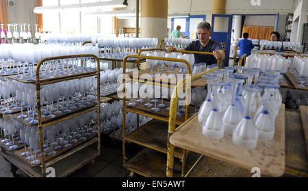 Uherske Hradiste, République tchèque. Apr 28, 2015. Verre pour restaurant de luxe La Baita dans pavillon tchèque à l'Expo 2015 à Milan est fait en Bohême Crystalite Glassworks Kvetna, près de Uherske Hradiste, République tchèque, le mardi 28 avril 2015. © Dalibor Gluck/CTK Photo/Alamy Live News Banque D'Images