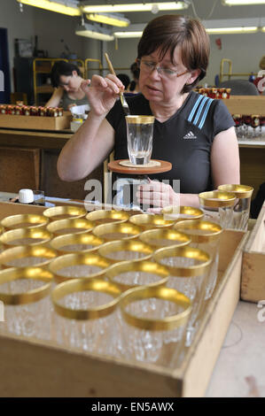 Uherske Hradiste, République tchèque. Apr 28, 2015. Verre pour restaurant de luxe La Baita dans pavillon tchèque à l'Expo 2015 à Milan est fait en Bohême Crystalite Glassworks Kvetna, près de Uherske Hradiste, République tchèque, le mardi 28 avril 2015. © Dalibor Gluck/CTK Photo/Alamy Live News Banque D'Images