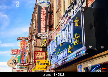 Nashville, Tennessee, USA honky-tonks sur Broadway. Banque D'Images