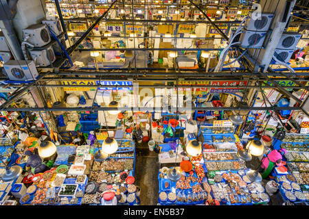 Vue aérienne d'acheteurs au marché de gros de la pêche Noryangjin à Séoul, Corée du Sud. Banque D'Images