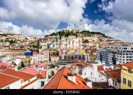 Lisbonne, Portugal paysage urbain vers le château Sao Jorge. Banque D'Images