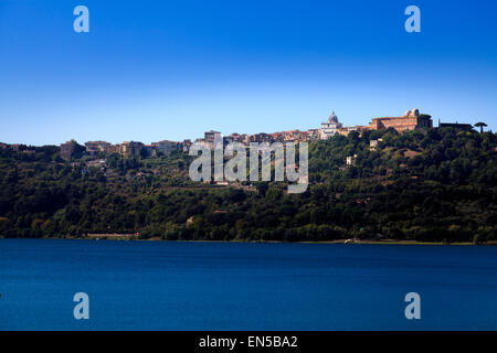 Vue panoramique sur le lac Albano, Castelgandolfo et la résidence d'été du Pape Banque D'Images