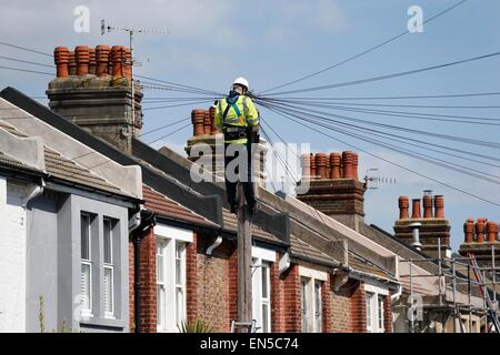 BT Un ingénieur travaillant en place d'un sondage de télégraphe dans une rue résidentielle à Brighton. Photo par James Boardman Banque D'Images