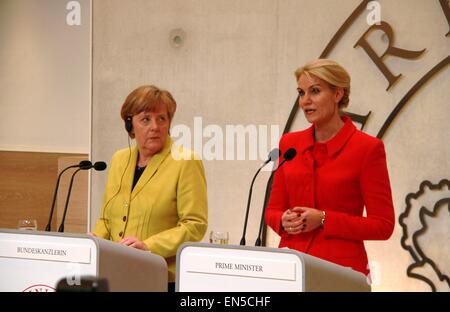 Copenhague, Danemark. Apr 28, 2015. La chancelière allemande Angela Merkel (L) et le Premier ministre danois Helle Thorning-Schmidt, assister à une conférence de presse conjointe après leur réunion à Copenhague, Danemark, le 28 avril 2015. Shi © Shouhe/Xinhua/Alamy Live News Banque D'Images