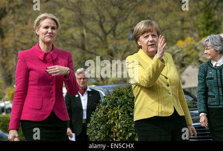 Kongens Lyngby, Danemark, 28 avril 2015. PM danois Helle Thorning-Schmidt et la Chancelière Merkel est arrivée à Marienborg nort de Copenhague, où ils tiendront une réunion et une conférence de presse. Credit : OJPHOTOS/Alamy Live News Banque D'Images