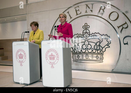 Kongens Lyngby, Danemark, 28 avril 2015. PM Thorning-Schmidt et la Chancelière Merkel est la tenue d'une conférence de presse dans le cadre de Merkels 1 jour visite d'État au Danemark. Les deux parties ont souligné les bonnes relations entre les deux pays et leurs perspectives de politique commune sur les affaires internationales Crédit : OJPHOTOS/Alamy Live News Banque D'Images