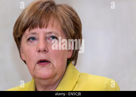 Kongens Lyngby, Danemark, 28 avril 2015. La chancelière Angela Merkel a déclaré à la presse Réunion à Marienborg au nord de Copenhague que l'Allemagne que "…la question concernant la répartition des réfugiés est une question urgente." Le chancelier est sur un jour 1 visite d'État au Danemark Crédit : OJPHOTOS/Alamy Live News Banque D'Images